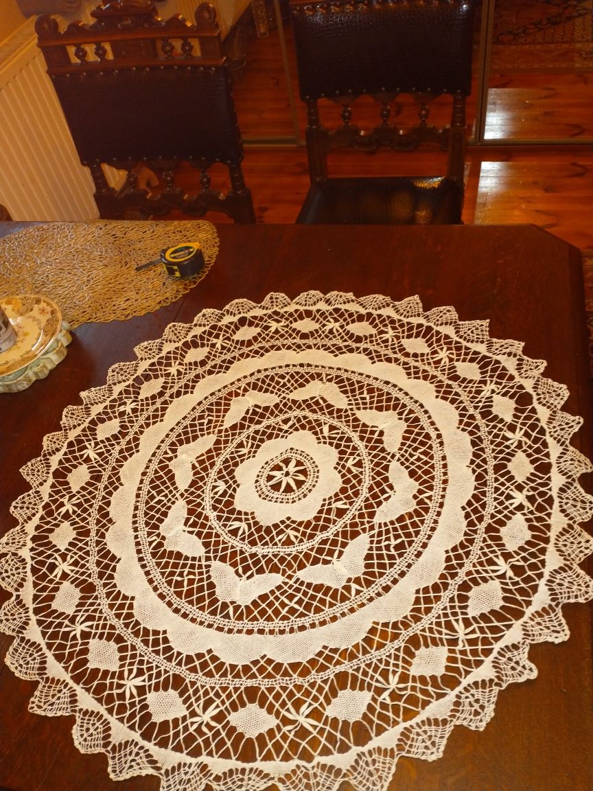 Okrągły 75 cm.  obrus ręcznie zdobiony motylkami, klockowy
