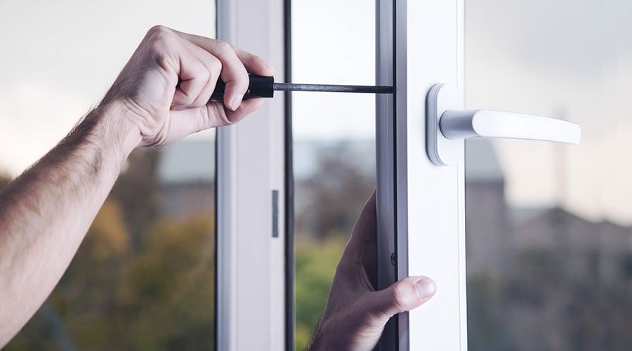 Ремонт и регулировка окон (вікон) и дверей Замки Петли Доводчики Ручки