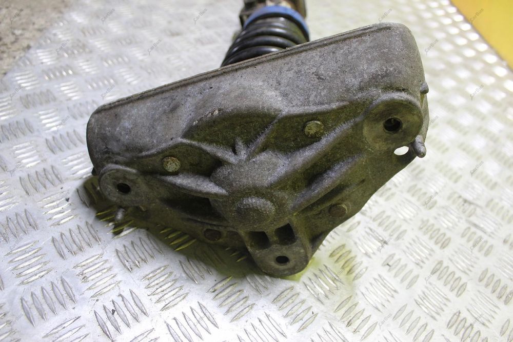 Стійка амортизатора переднього лівого Volkswagen Touareg | 2003-2006