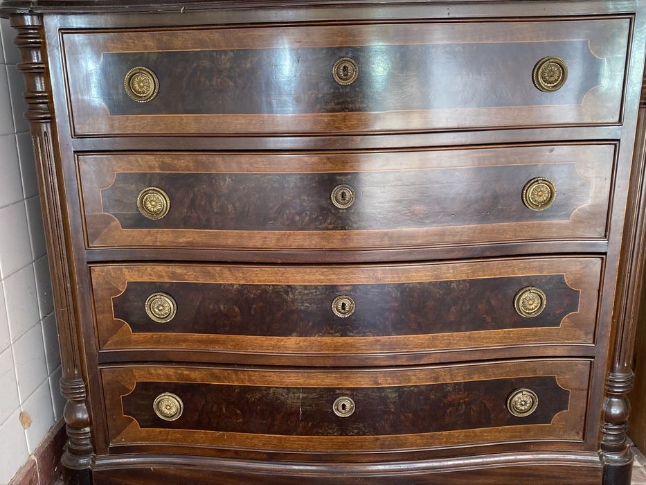 Bonita comoda, madeira macica, em dois tons de madeira