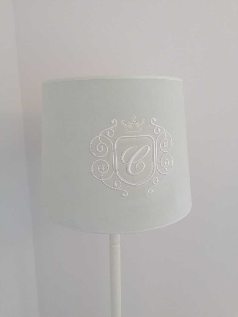 Caramella - Lampa Welurowa Błękitna z Emblematem i Dekoracyjną Nogą