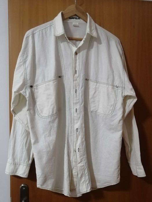 Camisa branca e camisa beje