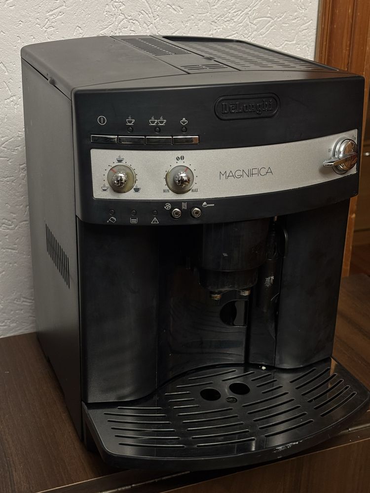 Кавоварка Delonghi Magnifica esam 3000