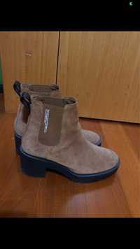 Botins camel da Stradivarius