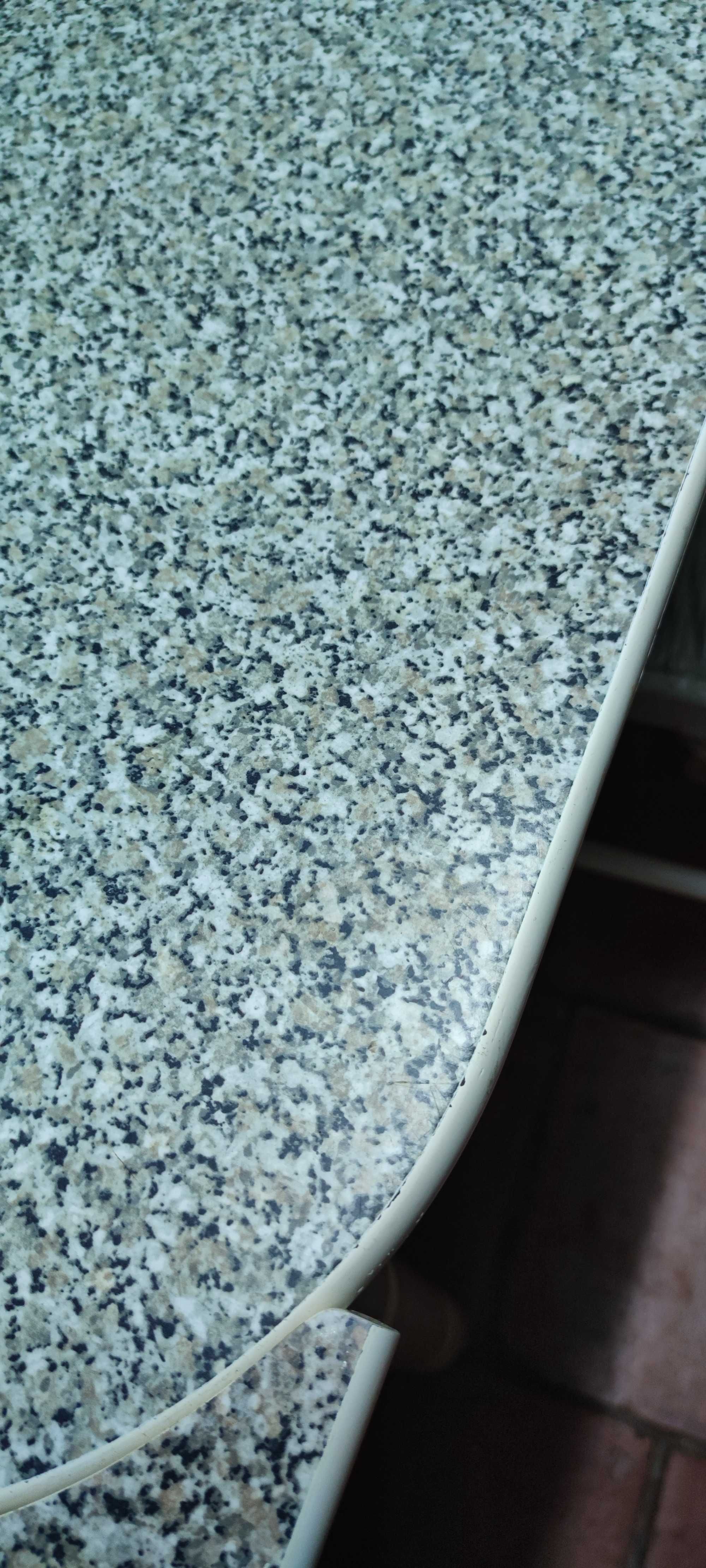 Mesa de cozinha madeira esxtensível + 4 cad. e 2 bancos. Bom estado