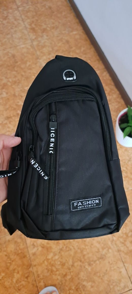 Bolsa de Peito Preta Nova
