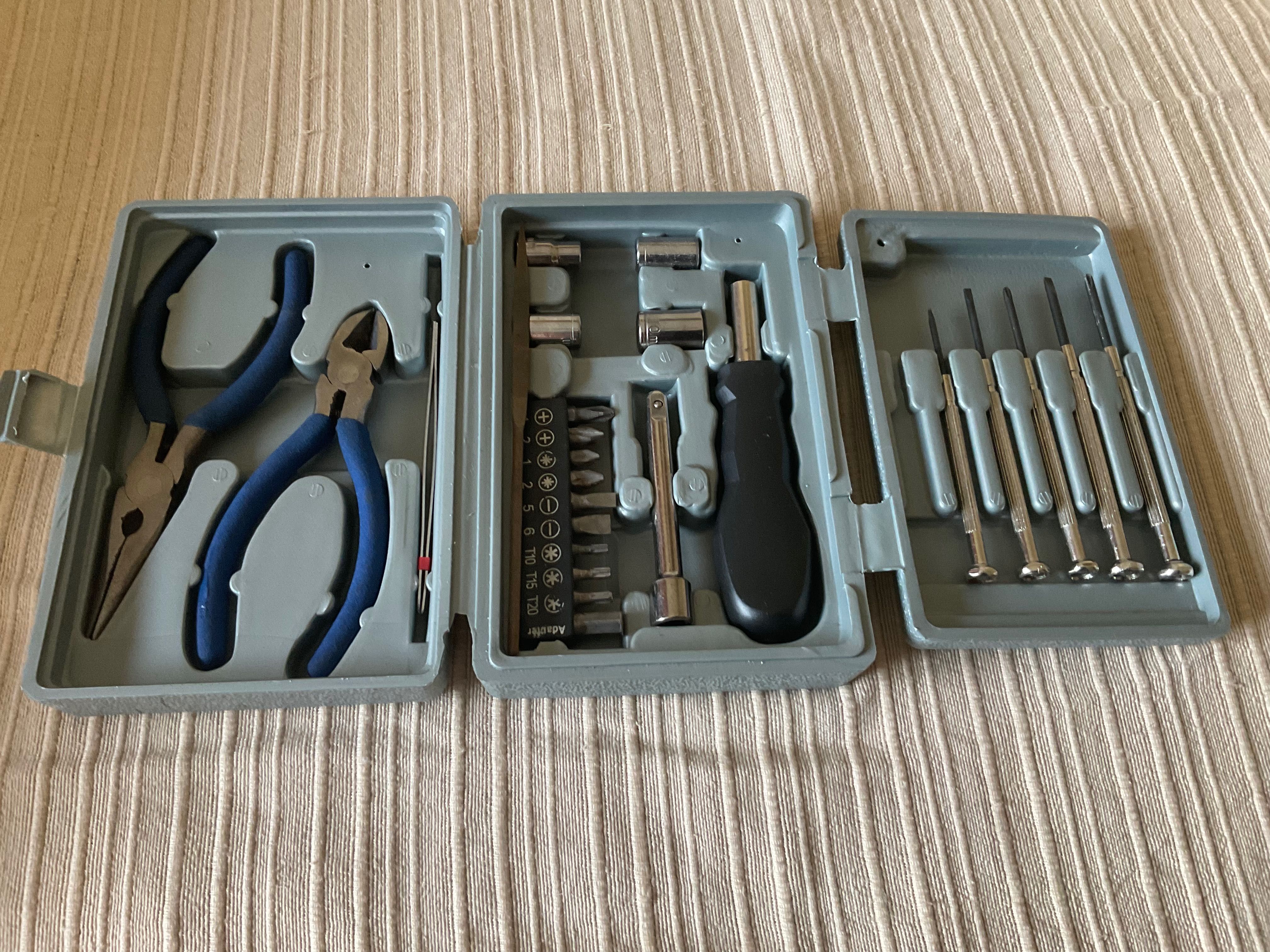 Lanterna e aparafusadora Black&Decker, caixa bits