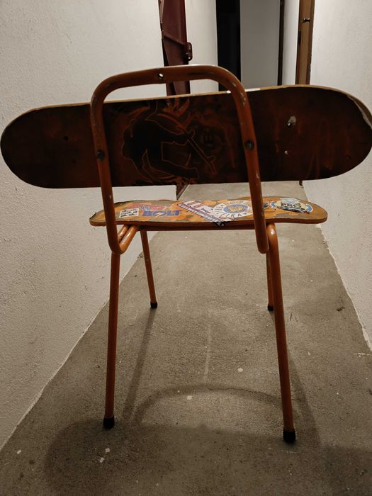 Cadeira Artística desenhada com duas pranchas de Surf