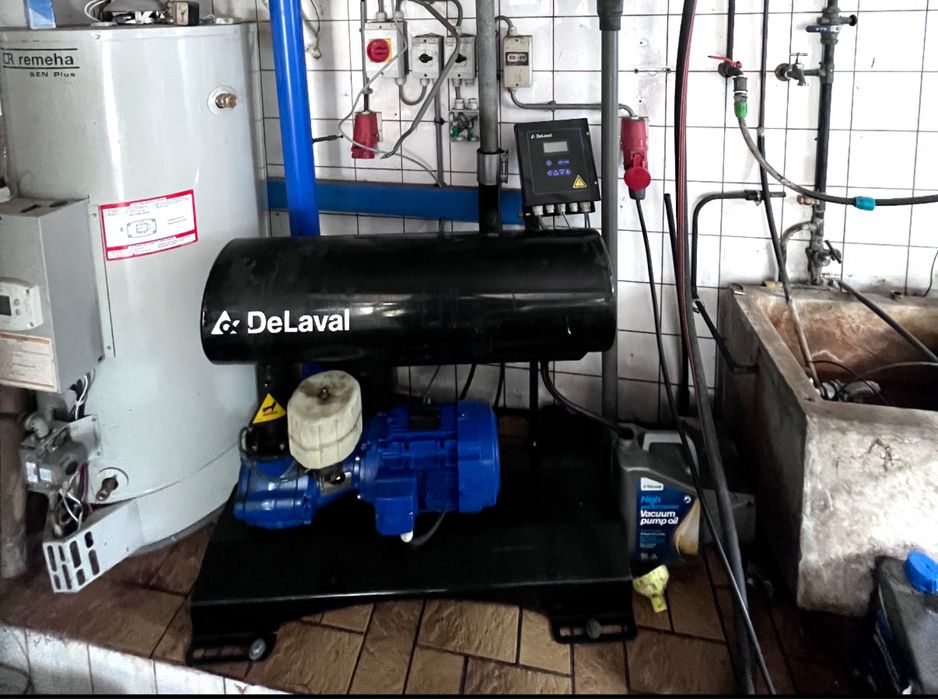 Pompa próżniowa DVP 900 marki DeLaval / Alfa Laval do dojarki / hali