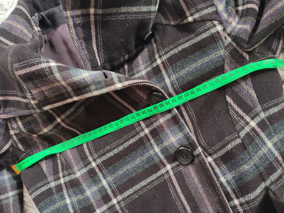 Płaszcz damski w kratę z paskiem 50% wełna