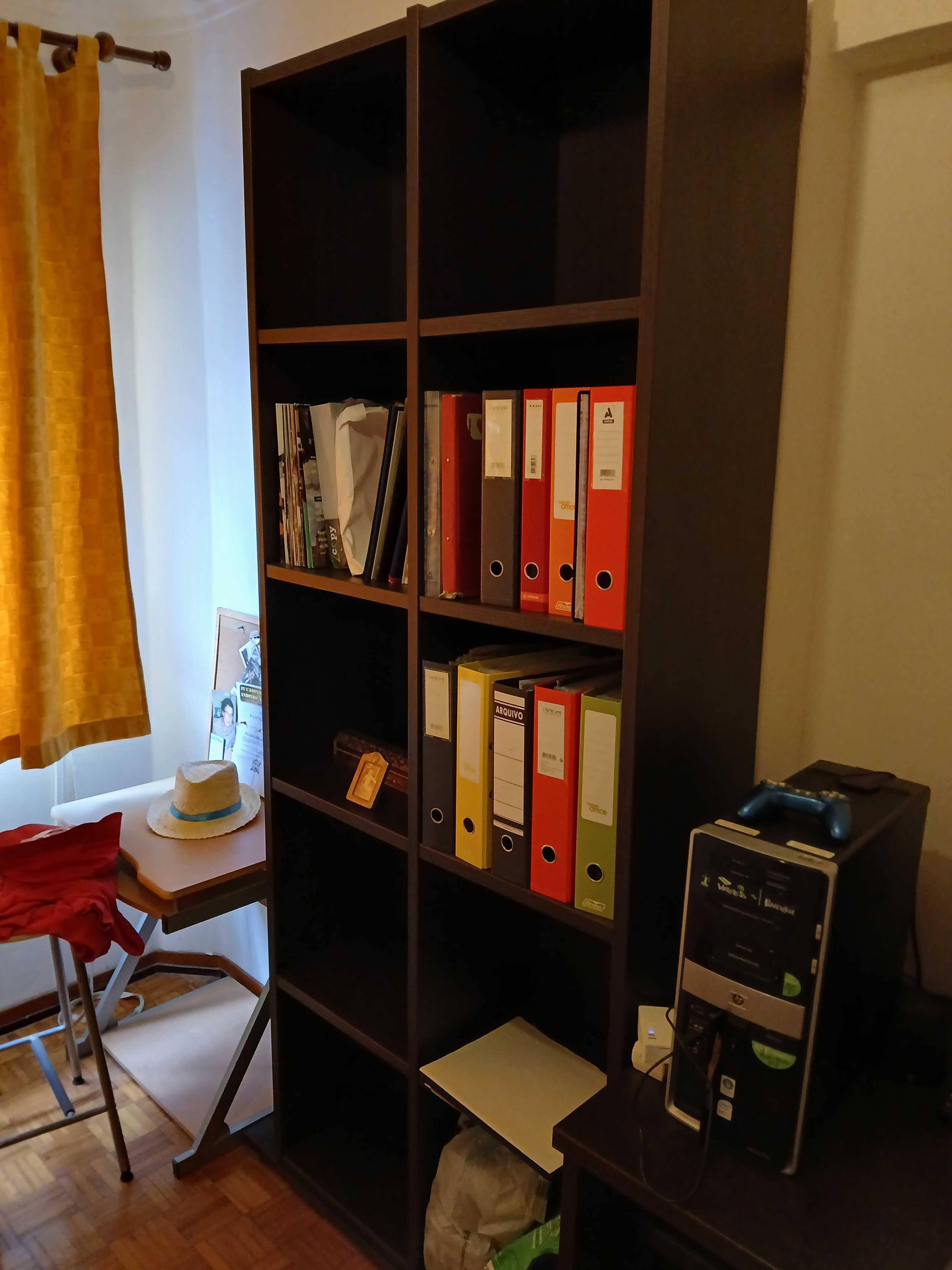 Secretaria e estante