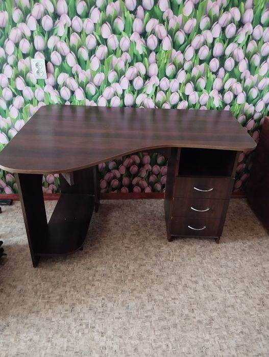 Продам комп'ютерний стіл і вішалку для передпокою