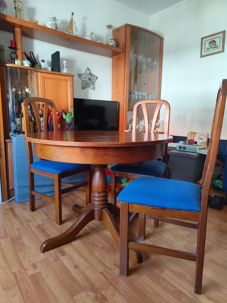Mesa de jantar com 4 cadeiras – madeira maciça