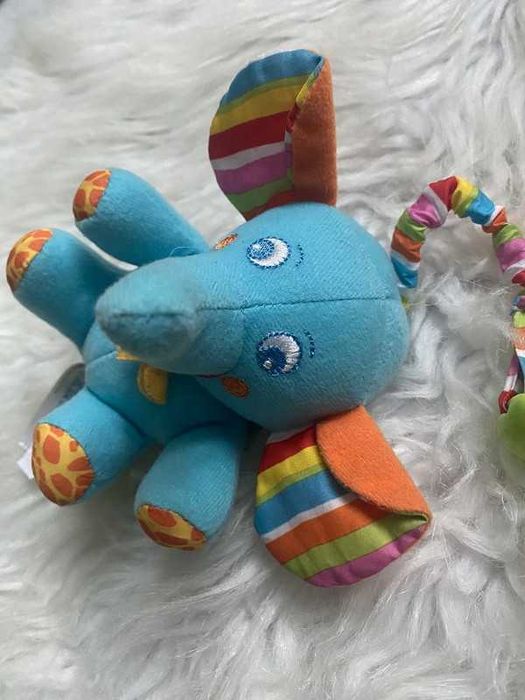 Niebieska maskotka zabawka do wózka zawieszka słonik Tiny Love