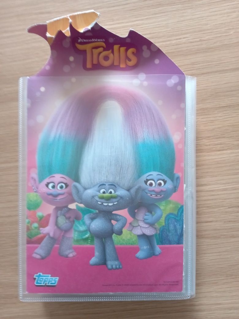 Album z kartami z bajki Troll. 176 kart i 36 naklejek kolekcjonerskich