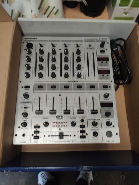 Mesa de mistura Behringer DJX700