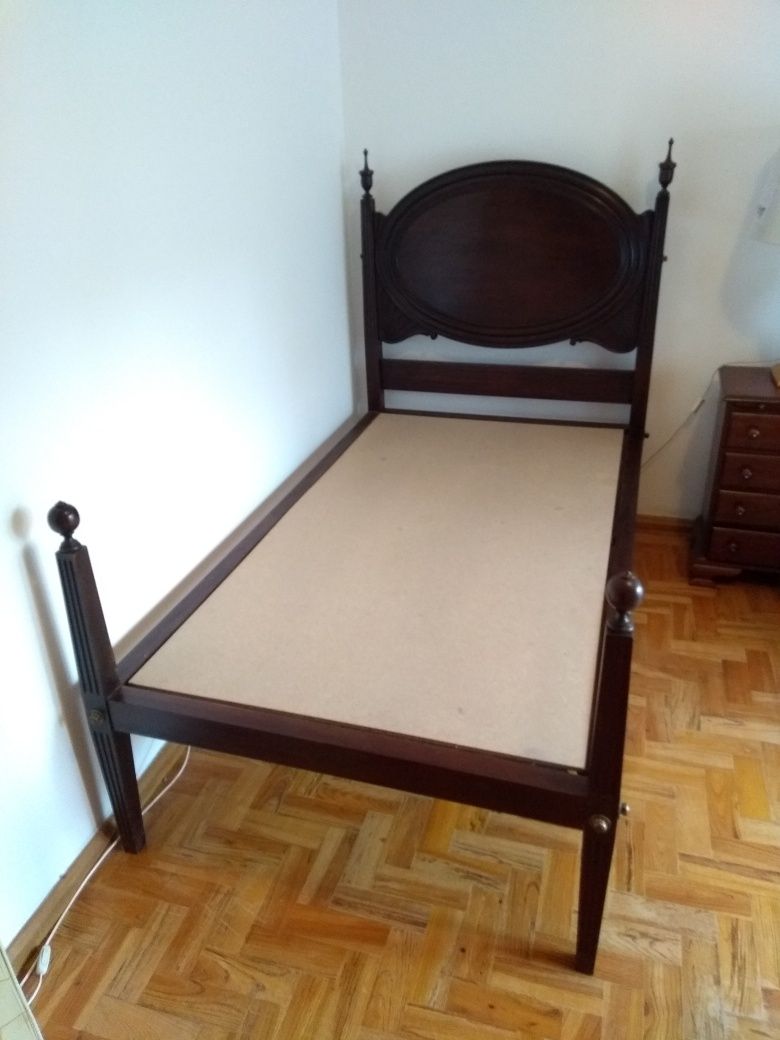 Vende-se uma cama solteiro legítima D. Maria (opção com colchão)