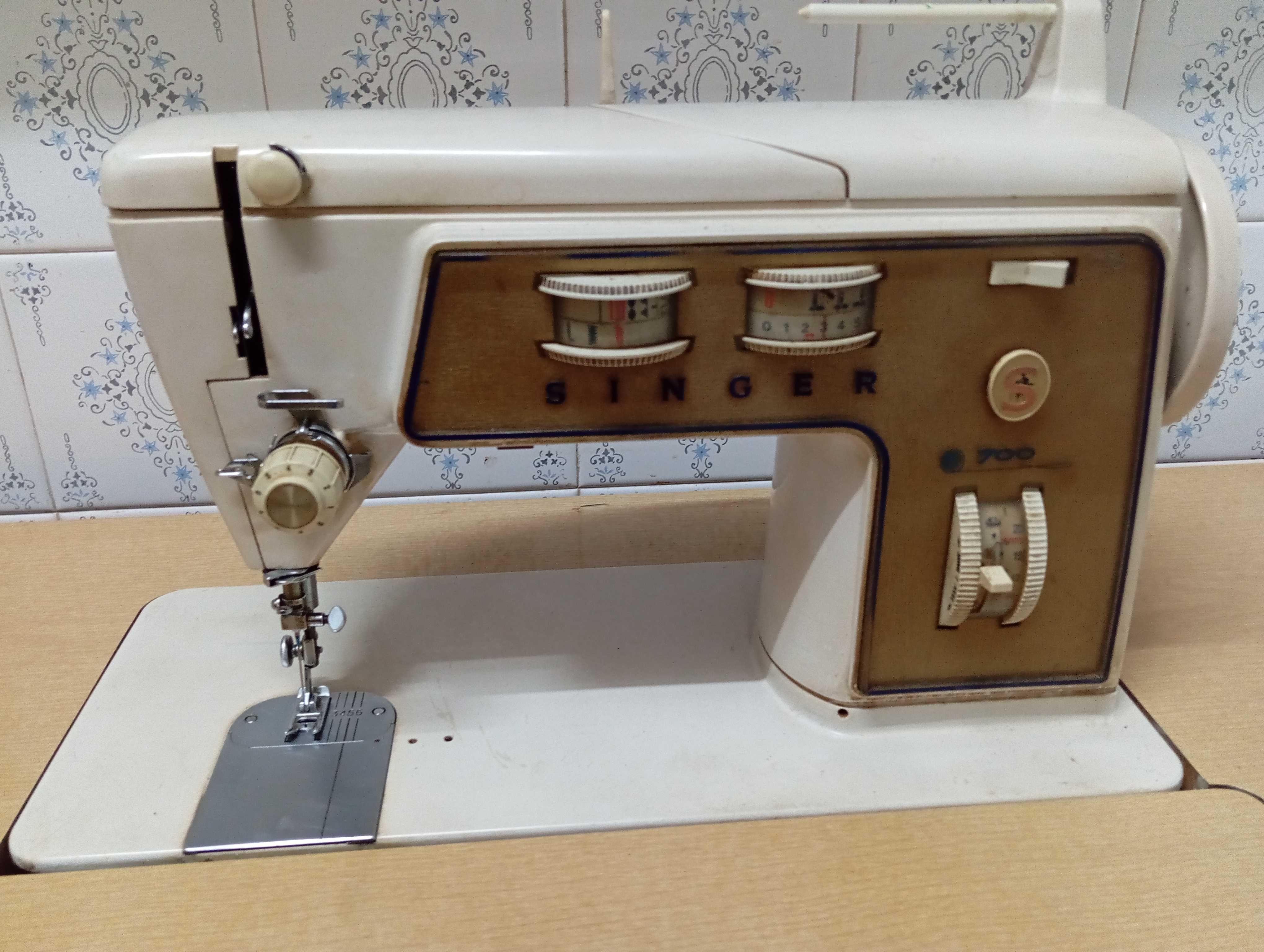 máquina de costura "Singer 700 / 720 series" completa com acessórios