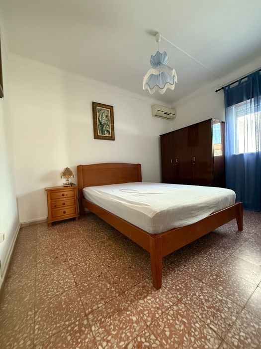 Cama de casal de madeira