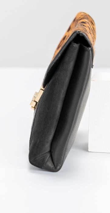 Next, skórzana kopertówka z printem zwierzęcym, czarna