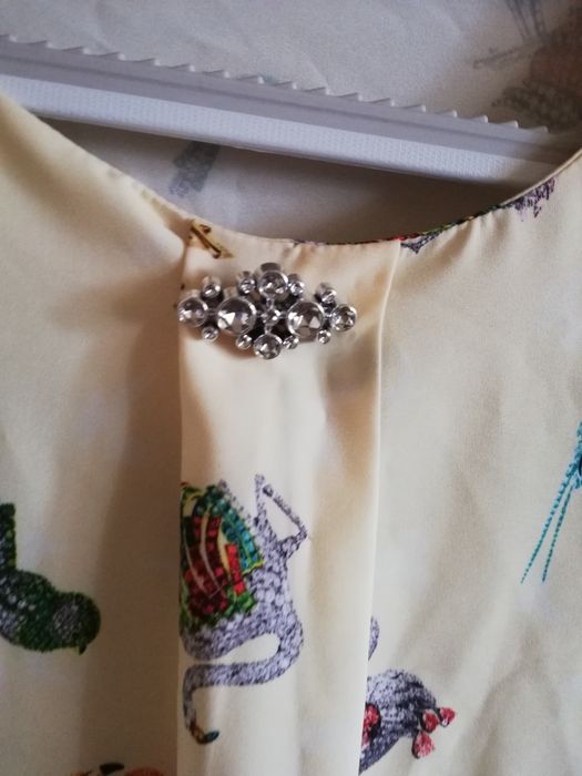 Bluzka z broszka  r 50 nowa