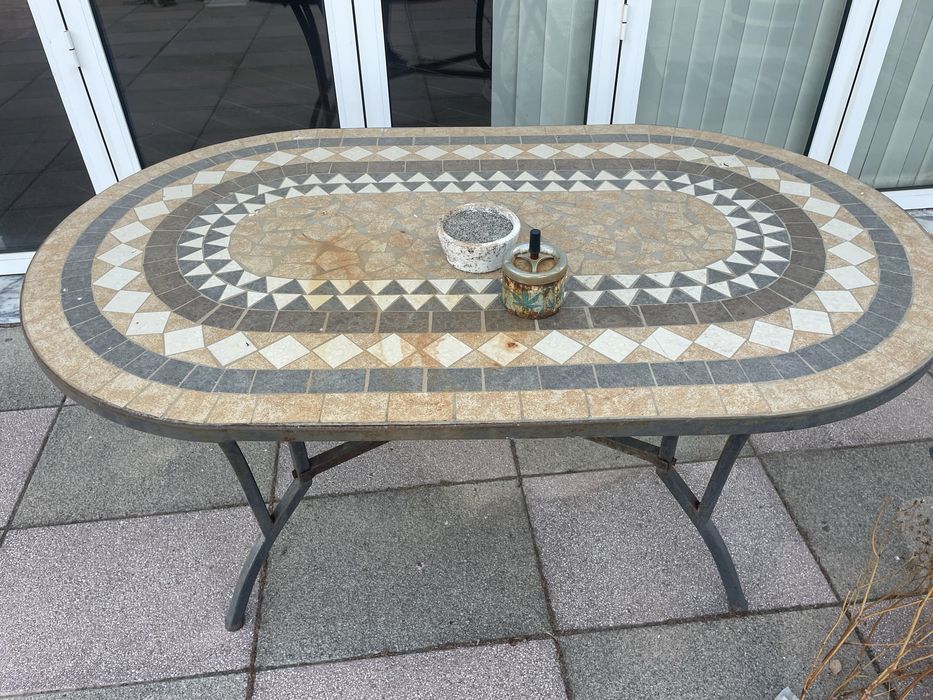 Mesa de jardim com tampo de pedra