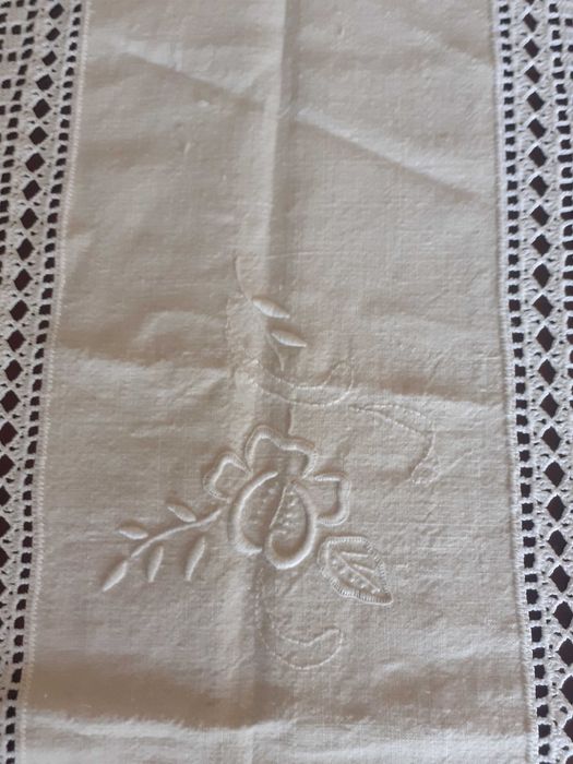 Toalha de mesa em linho e crochet