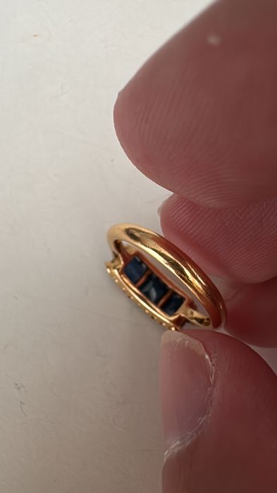 Anel de ouro com 3 safiras