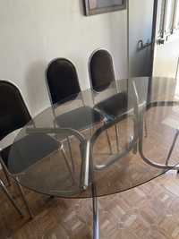 Mesa de vidro com cadeiras