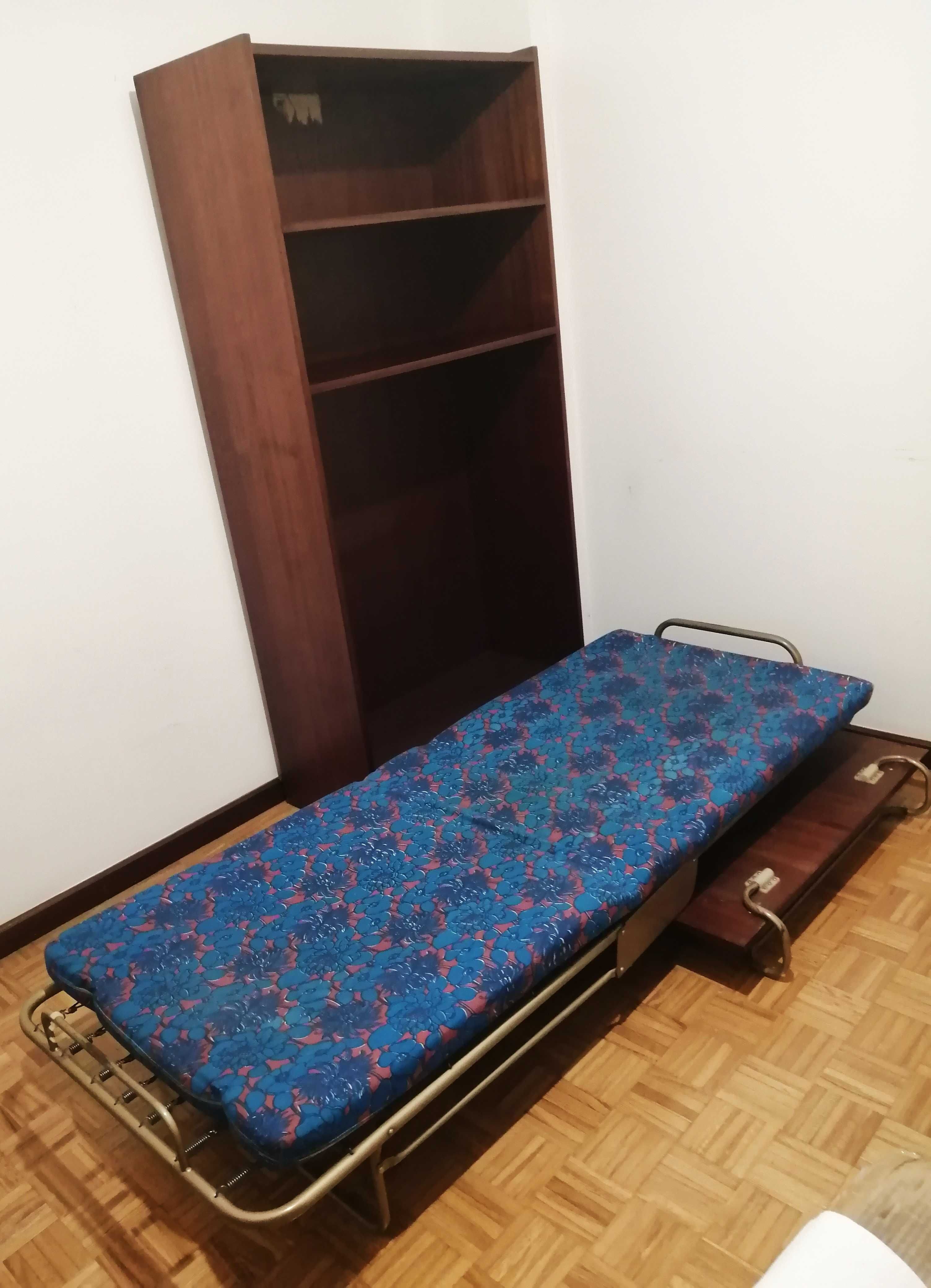 Móvel estante com divã /cama embutido