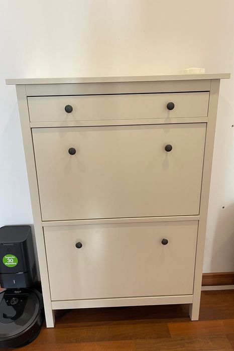 Vendo sapateira de madeira pouco usada que 22 pares de sapato