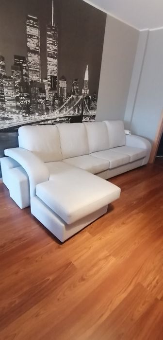 Sofá chaise long reversível com dois bancos