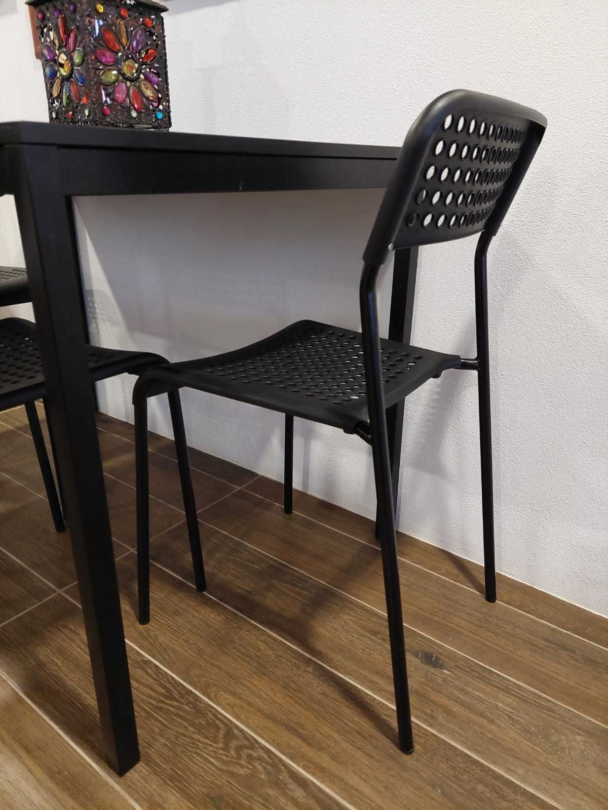 conjunto de mesa e quatro cadeiras