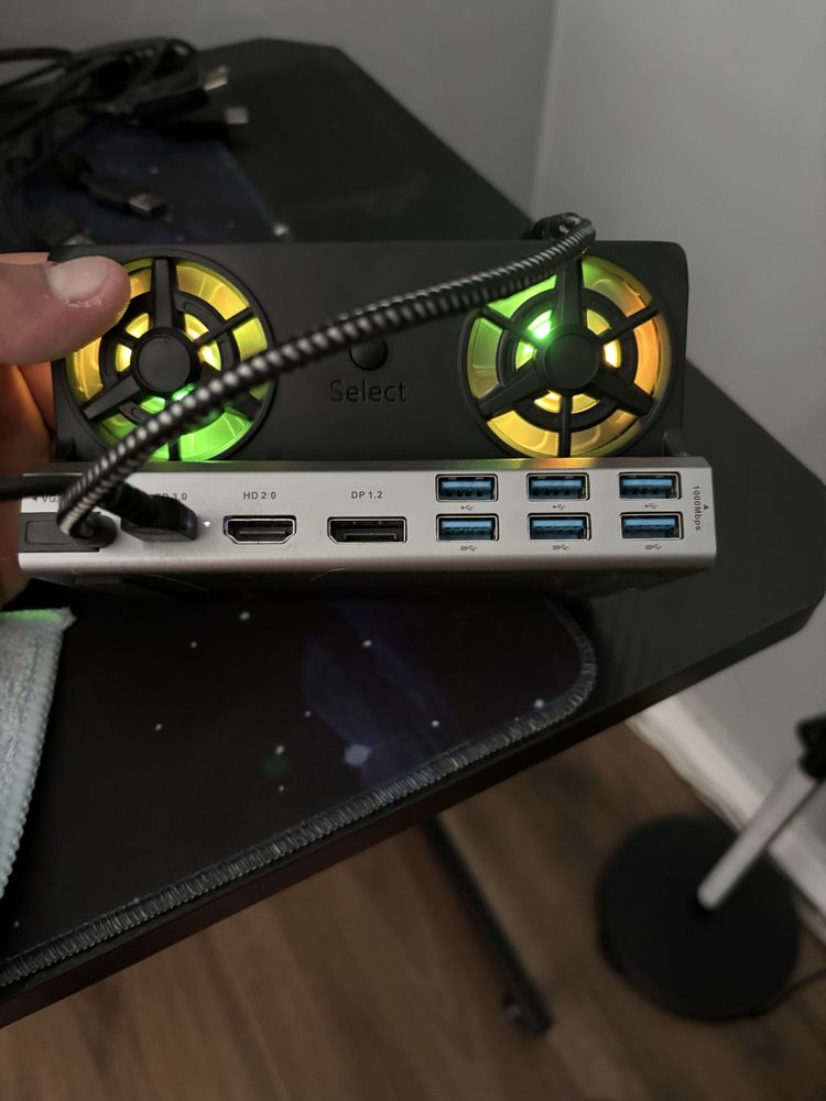 Stacja dokujaca do Steam Deck oraz Lenovo Legion GO