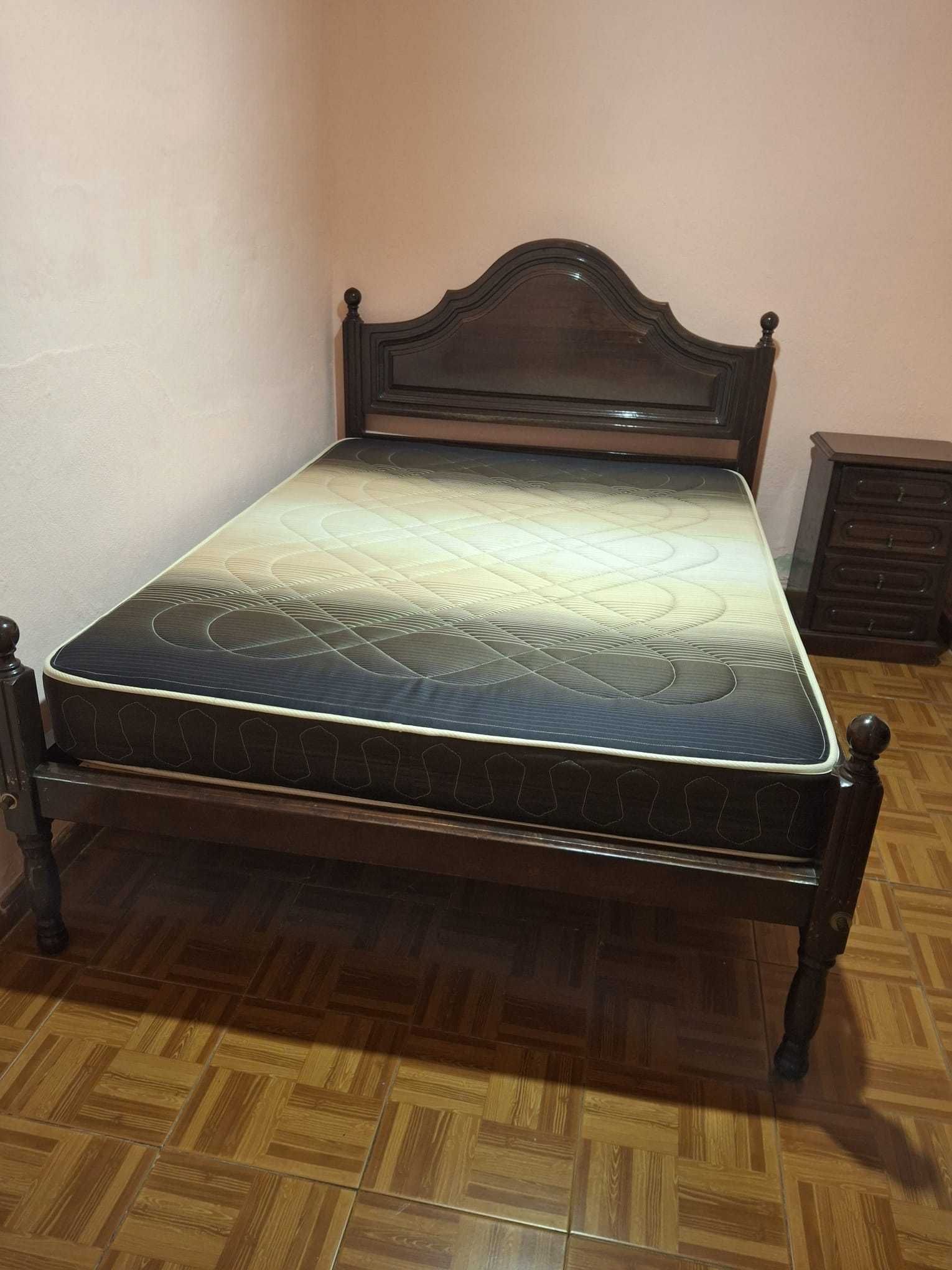 Cama de casal + colchão + 1 mesa de cabeceira