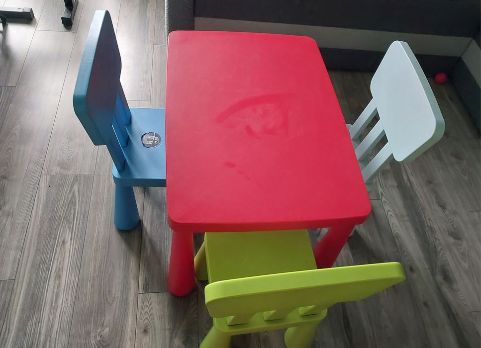 Stolik dziecięcy + 3 krzesełka