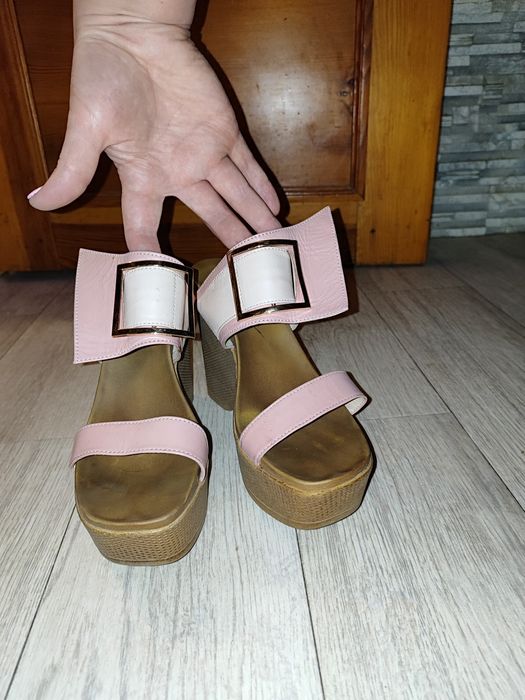 Шкіряні шльопки на танкетці