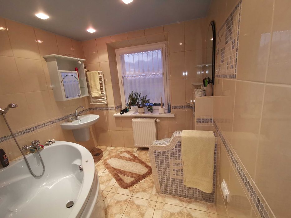 Wynajmę dom wolnostojący piętrowy.