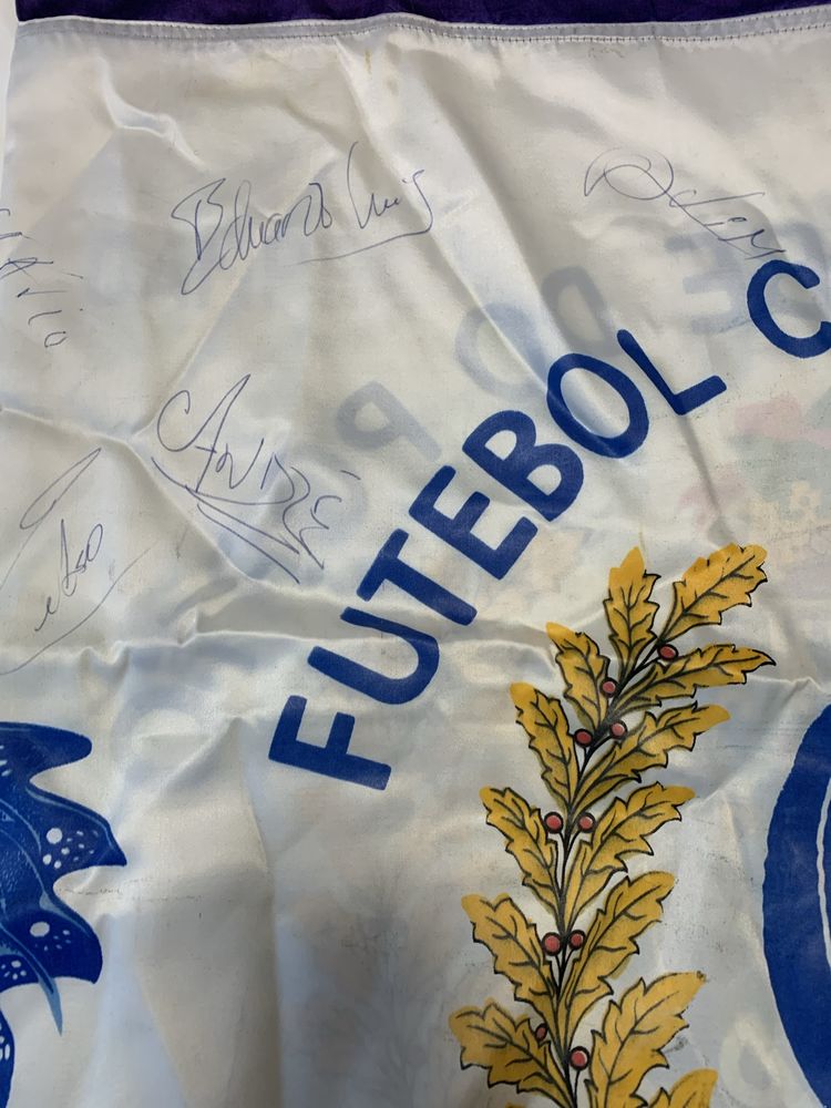 Bandeira de coleção, original, assinada pelo plantel campeão Euro.1987