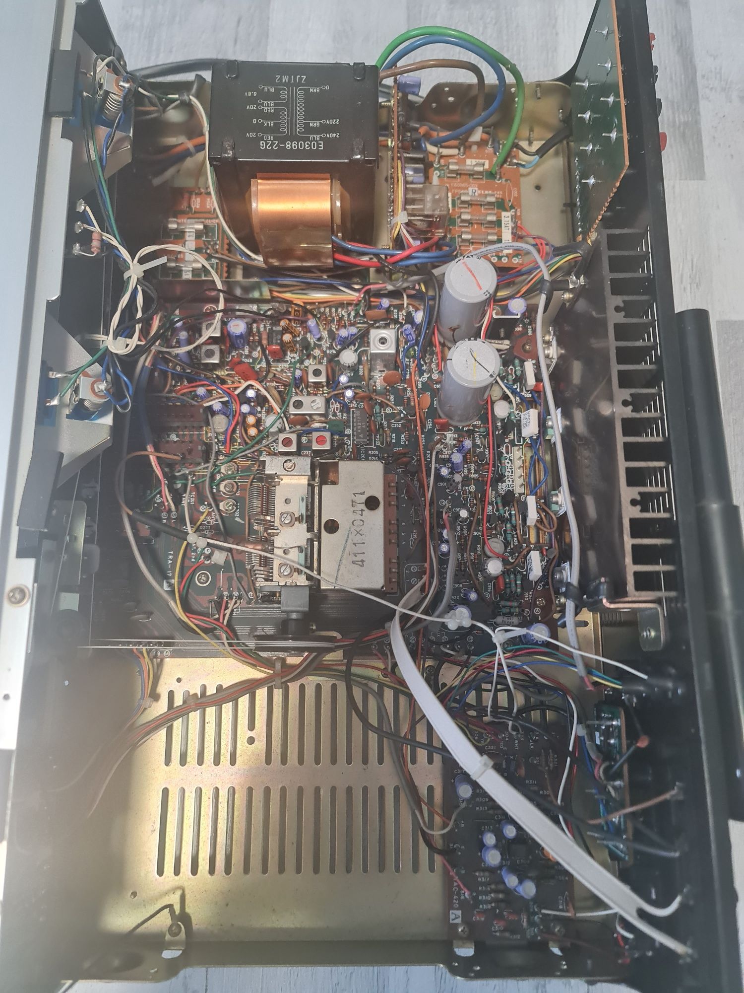 Dzieło sztuki amplituner JVC JR-S100L