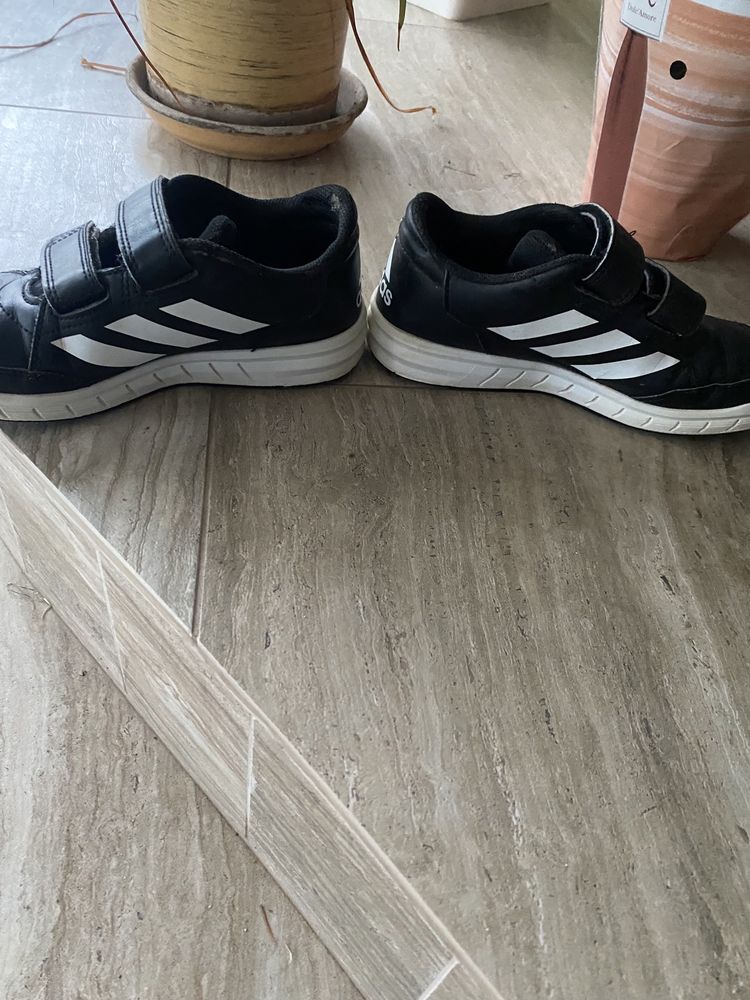 Кроссовки adidas 32