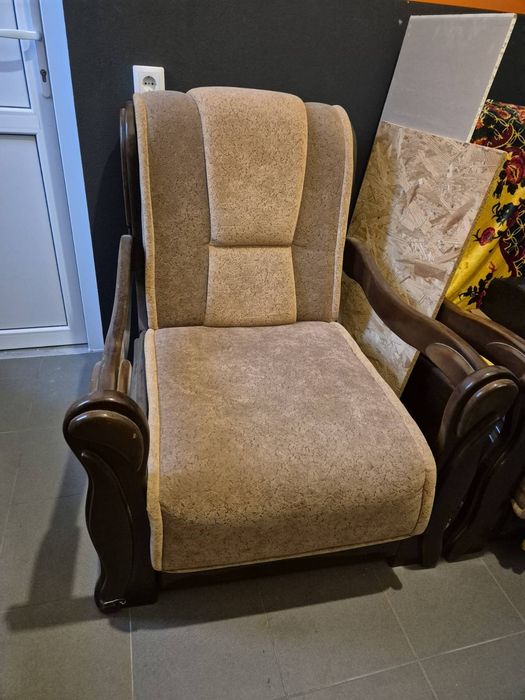 Продаються два крісла розкладні .