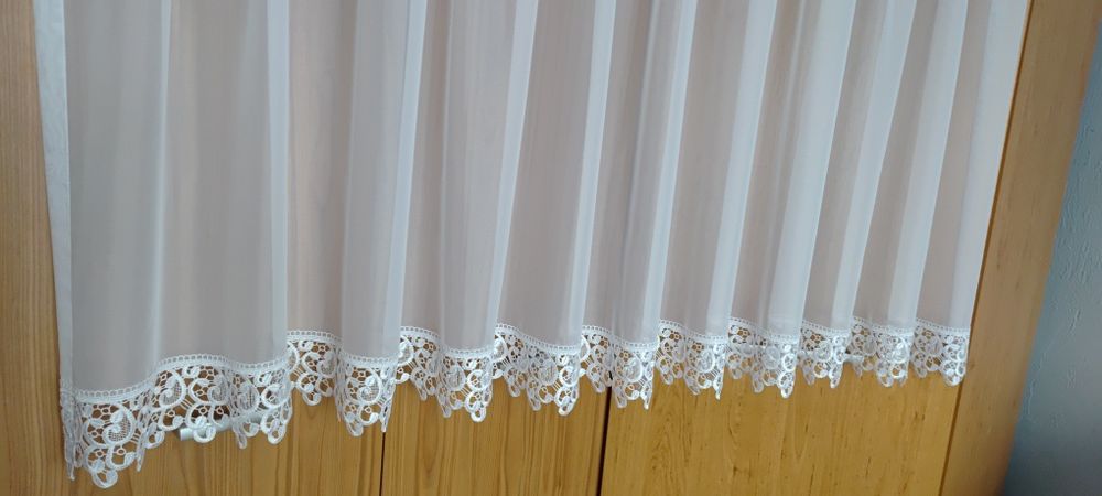 Nowa biała firanka z gipiurą 140 x 118 cm