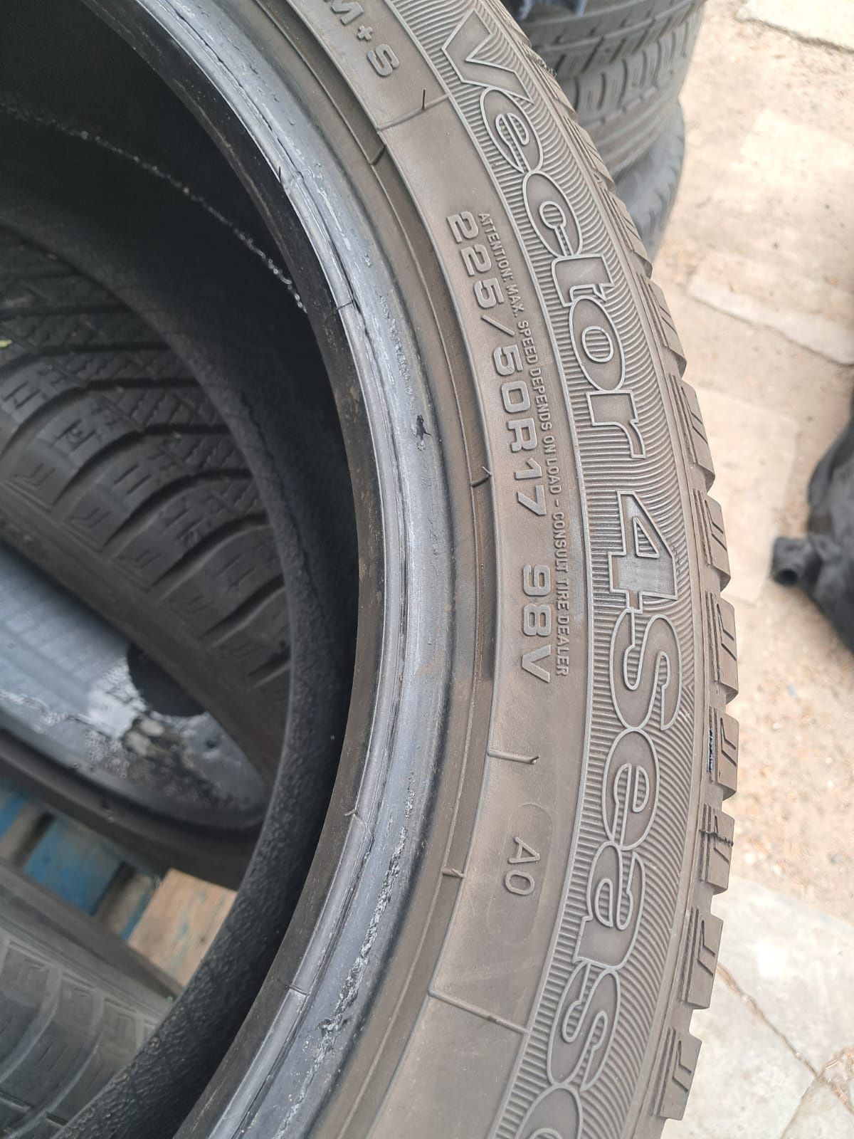 Opony wielosezonowe 225/50/17 98V Goodyear