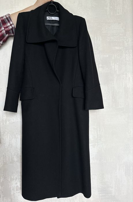 Чорне пальто з поясом ZARA розмір М