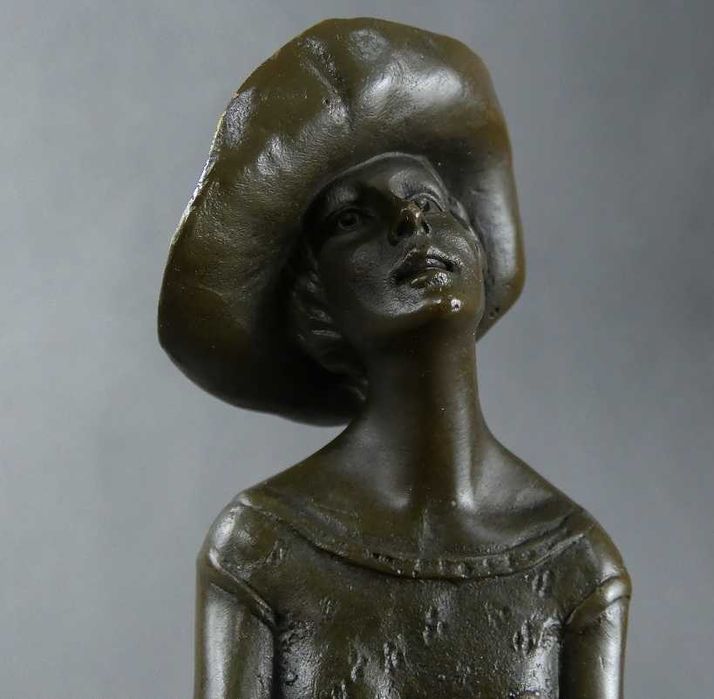 Dama Kobieta siedząca na krześle BRĄZ figura RZEŹBA sygnowana 27cm