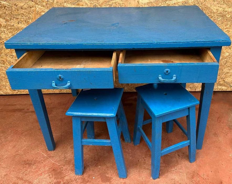 Mesa rustica antiga com gavetas