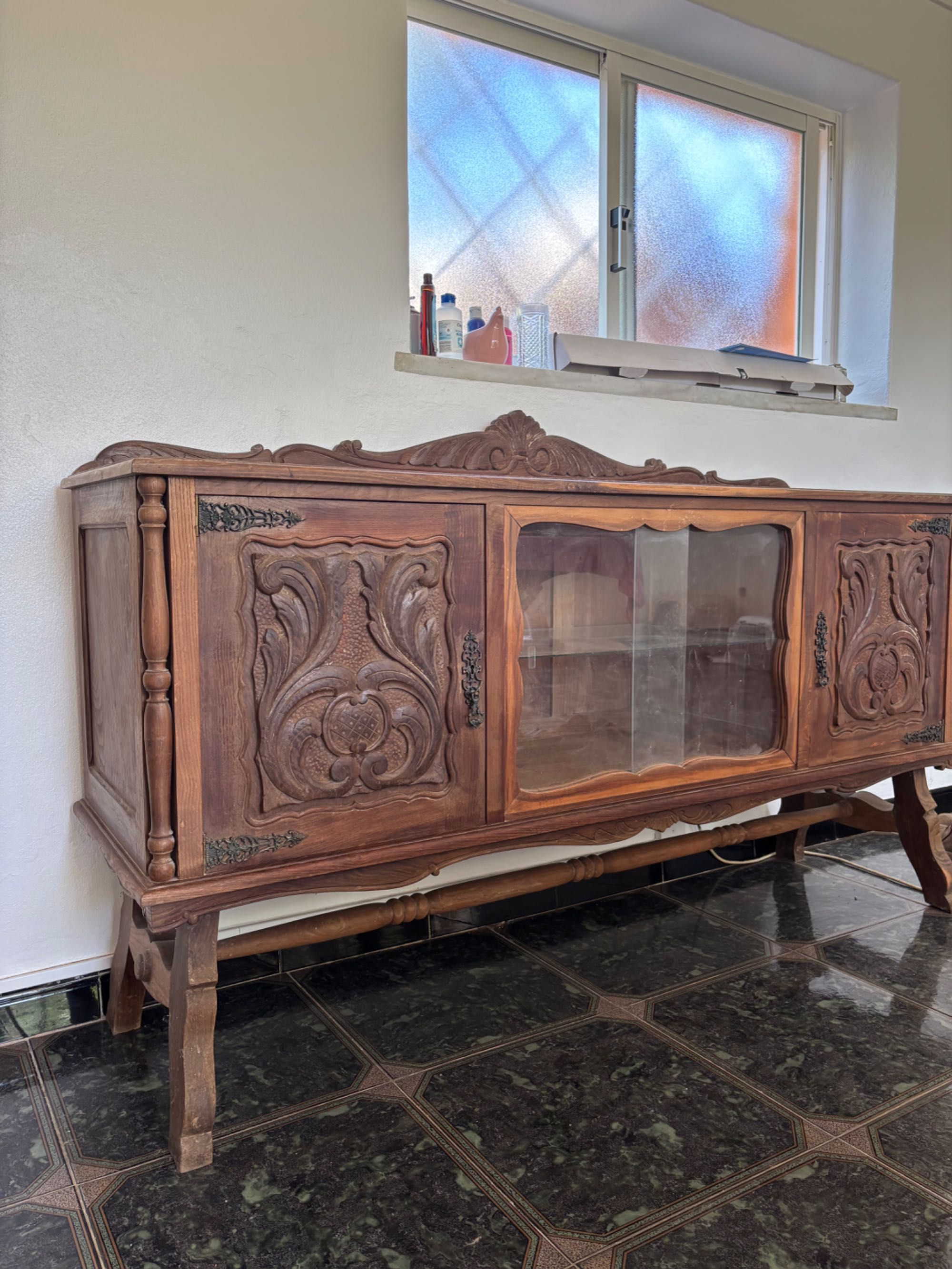 Móvel madeira com vitrine