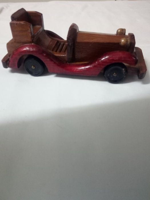 Miniatura de Carro em Madeira