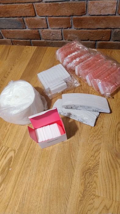 Zestaw do stylizacji paznokci - pilniki, waciki, polerki, szczotki